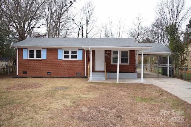 view of front of property with a front yard and a carport