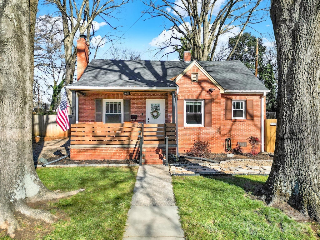 view of front of home featuring a porch and a front lawn