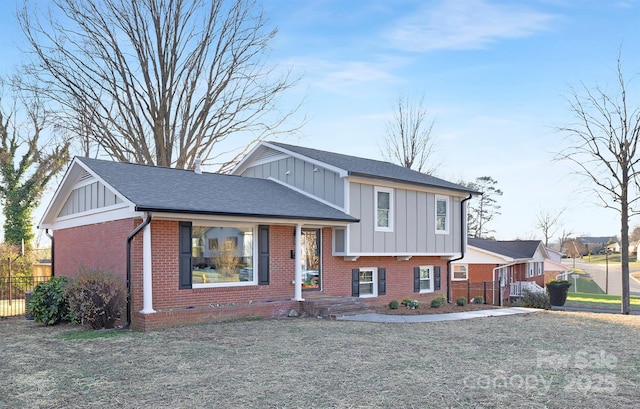 tri-level home featuring a front lawn