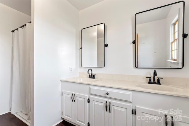 bathroom featuring a shower with curtain and vanity