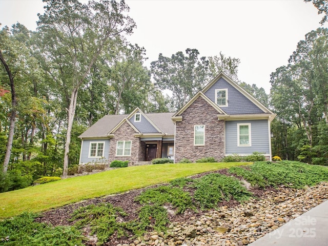 craftsman-style house featuring a front yard