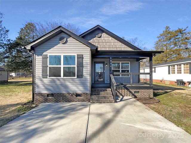 bungalow featuring a porch and a front yard