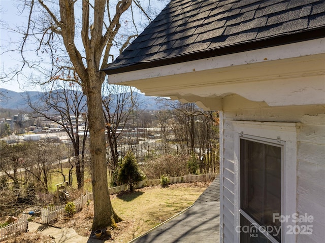 view of yard with a mountain view