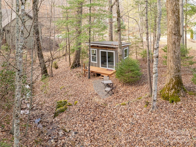 view of yard featuring an outdoor structure