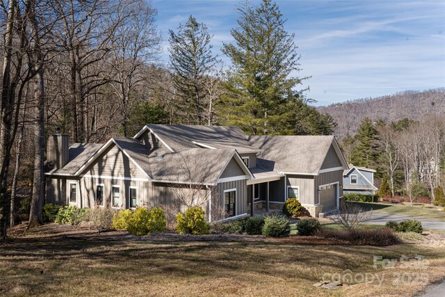 view of front of property featuring a garage and a front yard