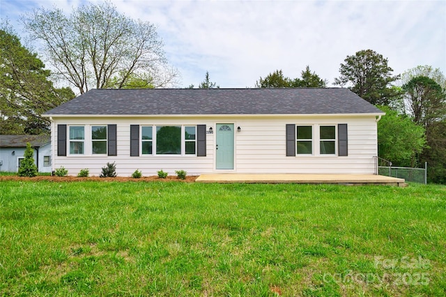 single story home featuring a front yard