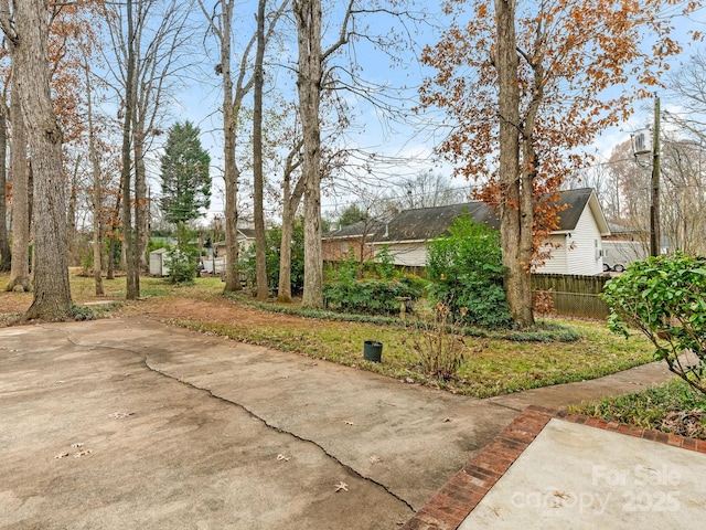 view of yard featuring a patio area