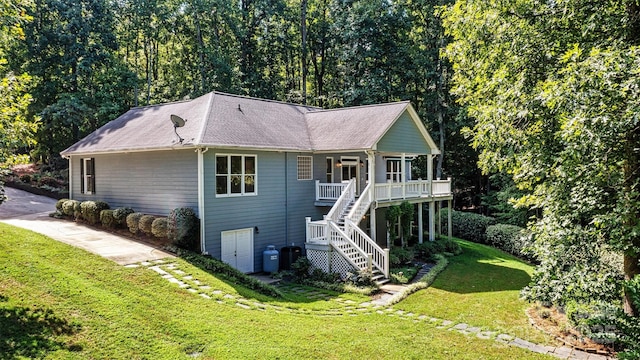 view of front of property featuring a porch and a front lawn