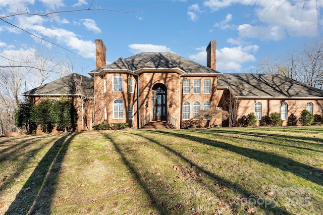 view of front of home featuring a front lawn