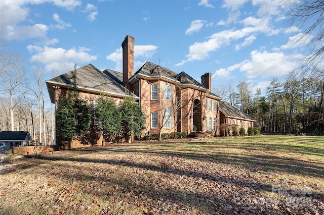 view of front of home with a front lawn