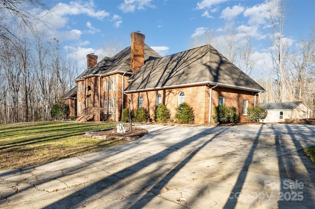 view of front of property featuring a front lawn