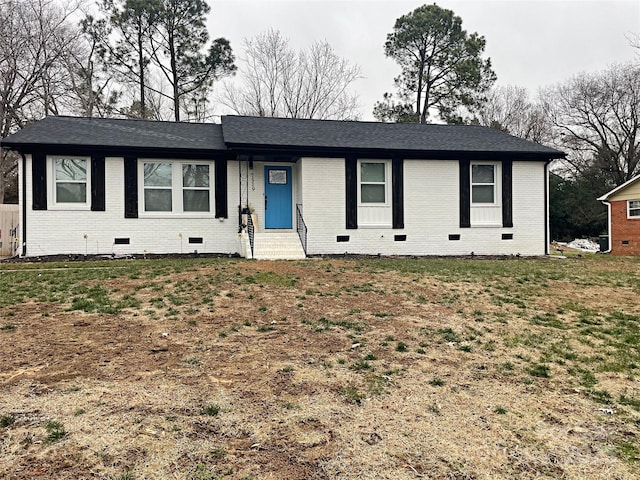 ranch-style home featuring a front lawn