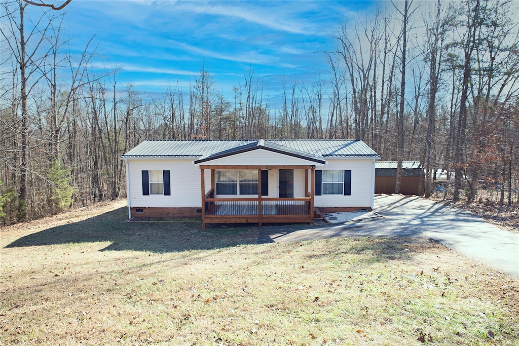 view of front of property with a front yard