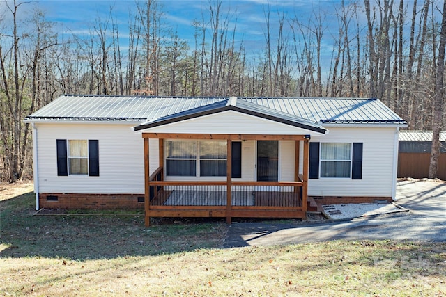 view of front of home featuring a front yard