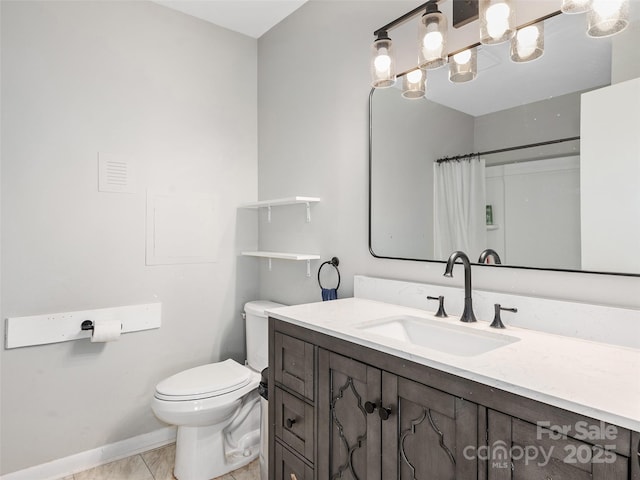 full bathroom with baseboards, a shower with shower curtain, vanity, and toilet