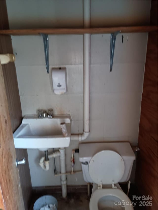 bathroom featuring sink and toilet