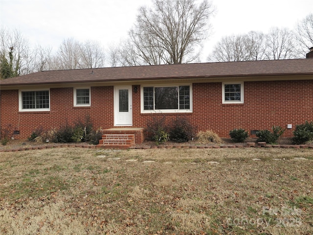 ranch-style home featuring a front lawn