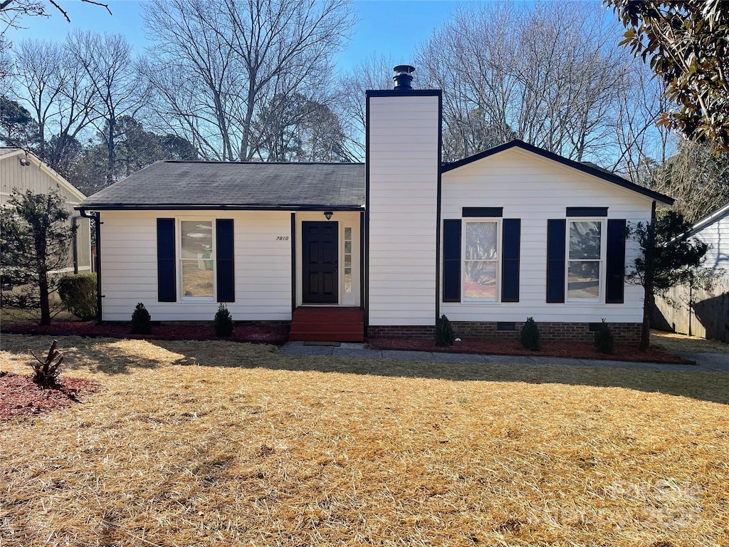 view of front of home with a front lawn