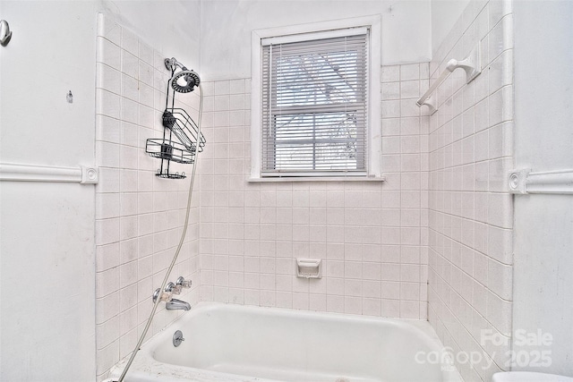 bathroom with tiled shower / bath combo