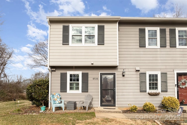 view of front of property featuring a patio area