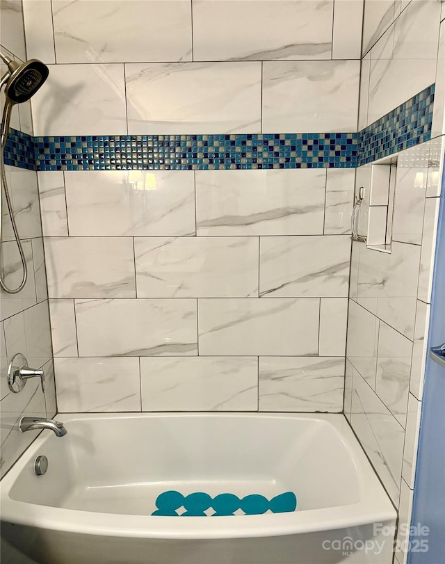 bathroom featuring tiled shower / bath combo