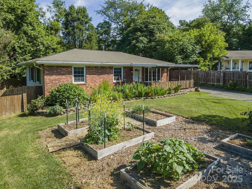 view of front of property featuring a front yard