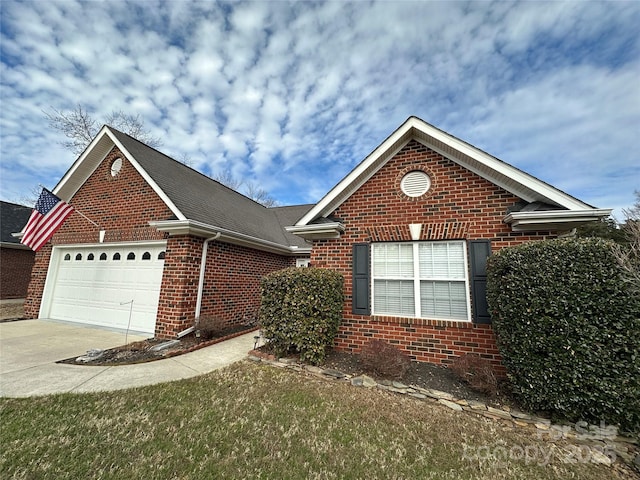 view of front property featuring a garage