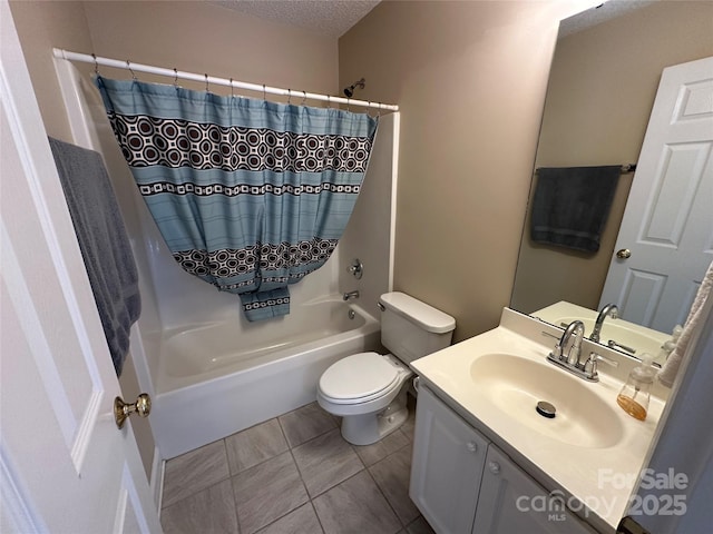 full bathroom featuring a textured ceiling, vanity, shower / tub combo, and toilet