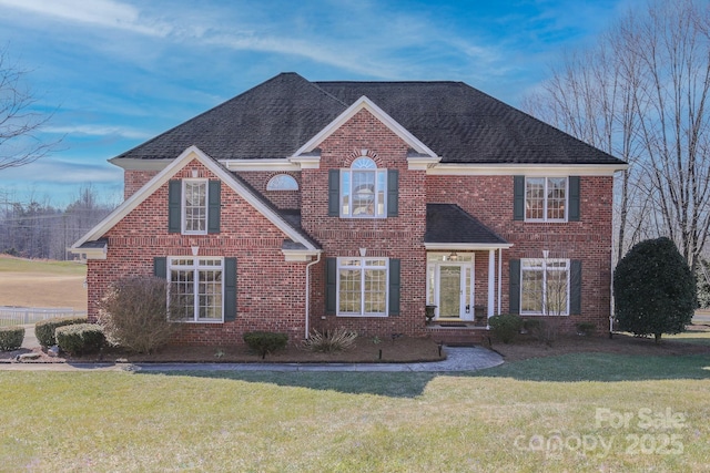 view of front of property featuring a front lawn