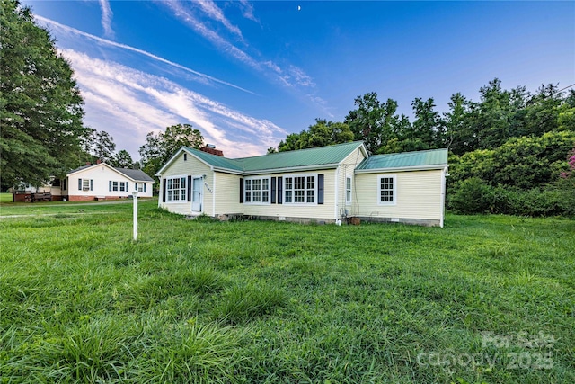 view of front of house with a front lawn