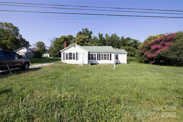 view of front facade with a front yard