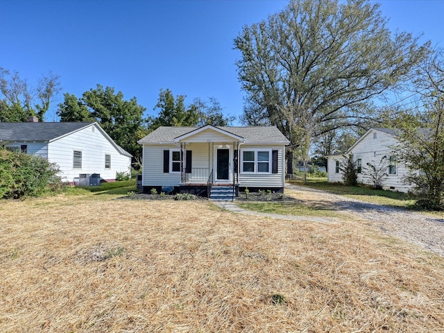 view of front facade featuring covered porch and a front yard