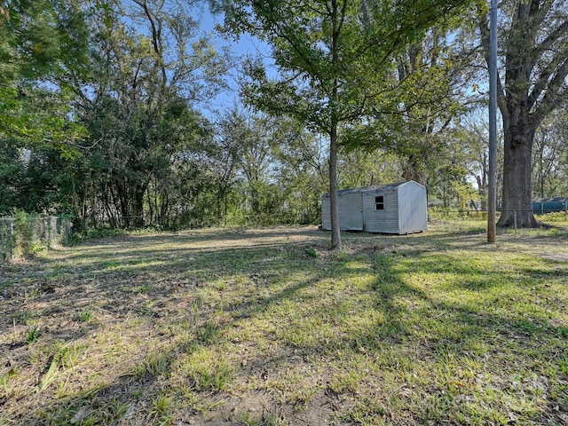 view of yard featuring a storage shed