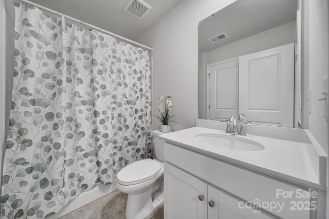 full bath with visible vents, curtained shower, toilet, and vanity