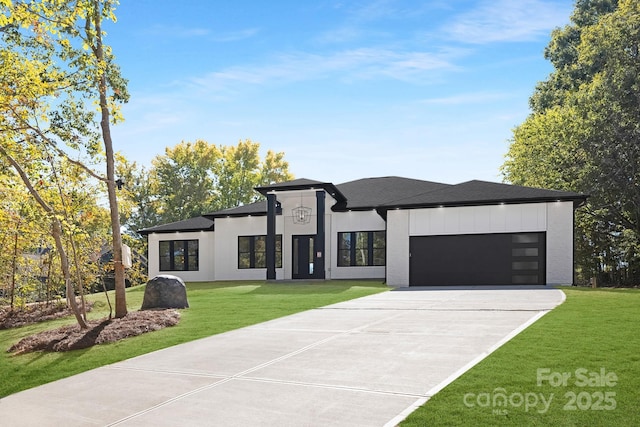 view of front facade featuring a garage and a front yard