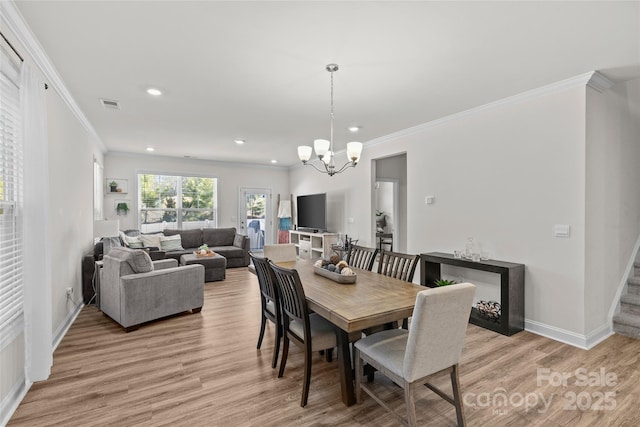 dining room featuring light hardwood / wood-style floors, a notable chandelier, and ornamental molding