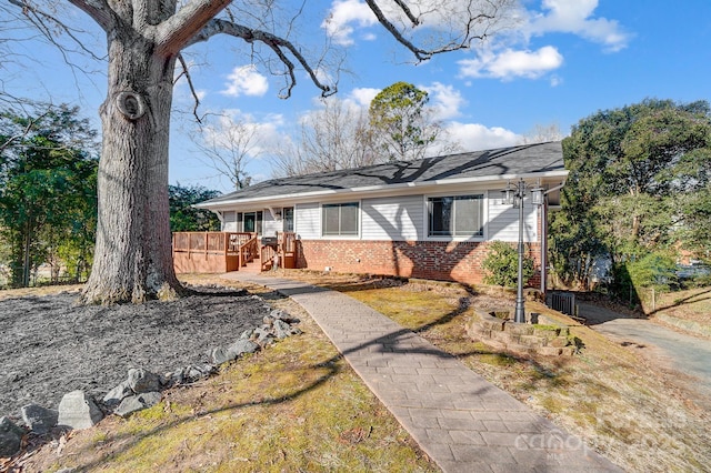 single story home featuring a front lawn