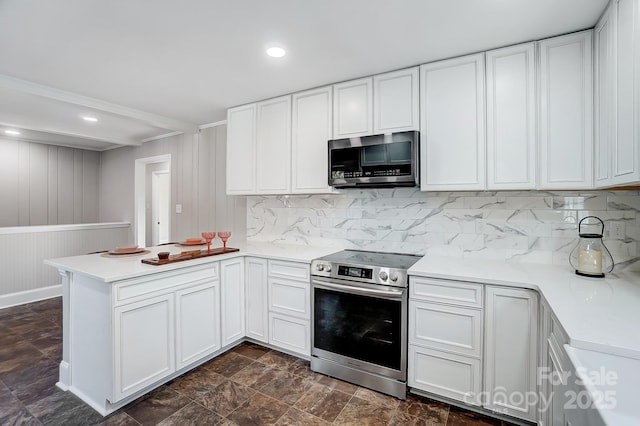 kitchen with stainless steel appliances, kitchen peninsula, decorative backsplash, and white cabinets