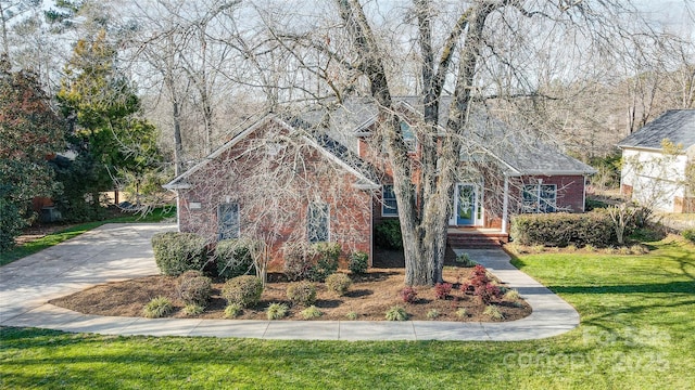 view of front of house featuring a front lawn