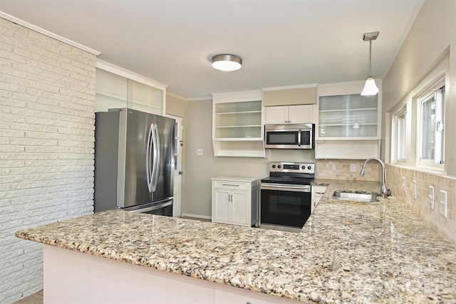 kitchen with decorative light fixtures, sink, stainless steel appliances, and kitchen peninsula