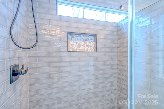 bathroom featuring tiled shower