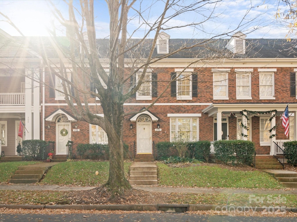 view of front of home featuring a front lawn