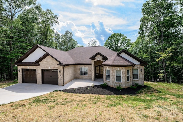 view of front of property with a front yard