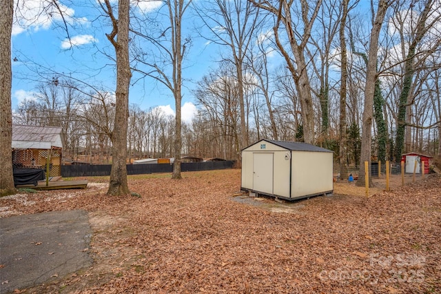 view of yard featuring a storage shed