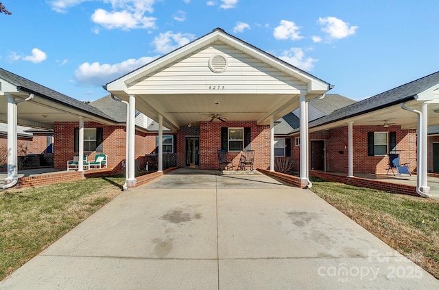 view of front of home with a porch, a front yard, and ceiling fan