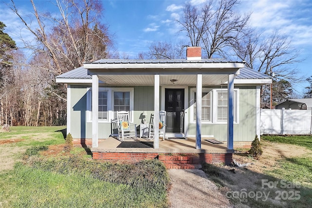 view of front of property featuring covered porch