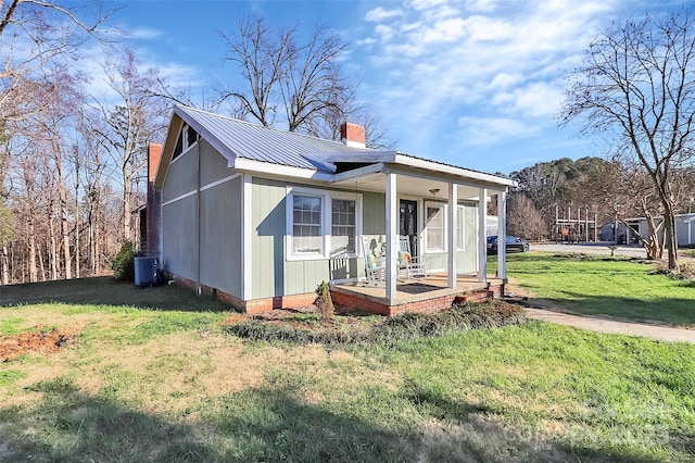 view of front of property featuring central AC and a front lawn