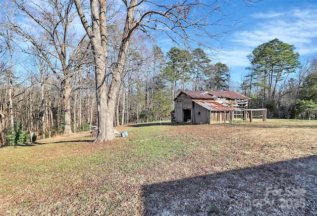 view of yard with an outbuilding