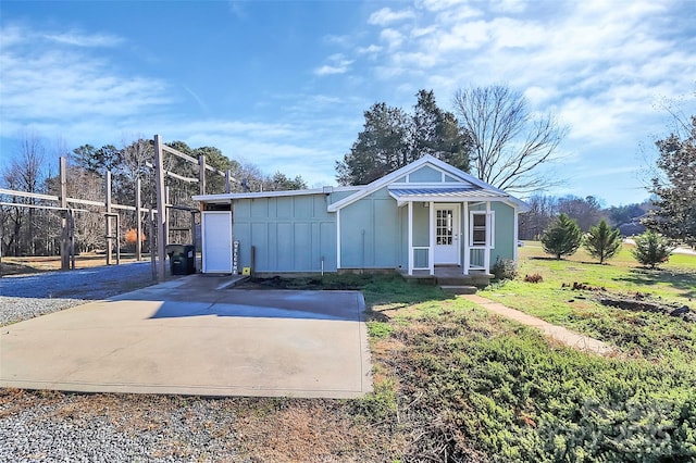 exterior space featuring a front lawn