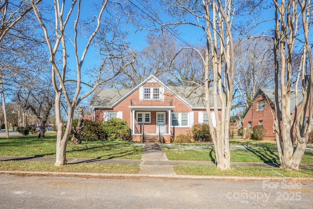 view of front of property featuring a front yard